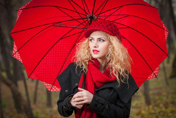 打红色雨伞的女人图片