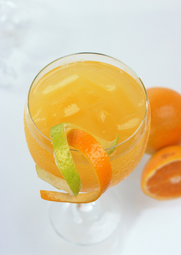 一杯橙汁和橙子图片