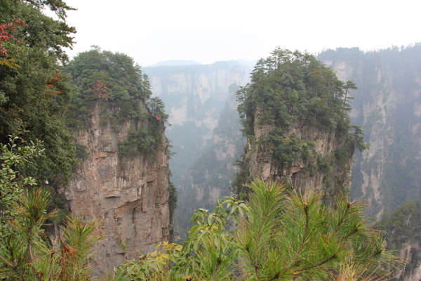 对峙的山峰图片