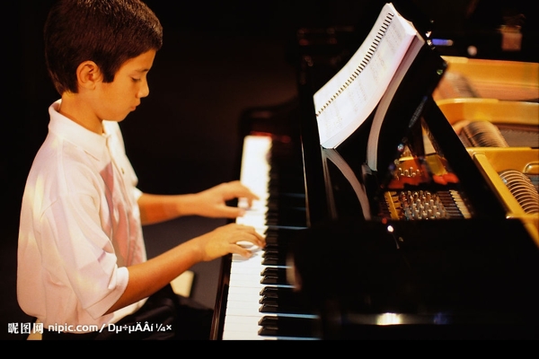 弹钢琴的男孩图片