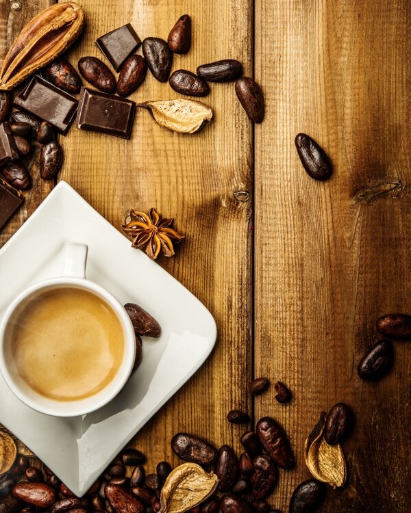 木板上的咖啡与八角图片