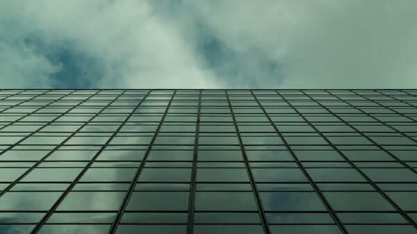 公司大楼和云层时间流逝