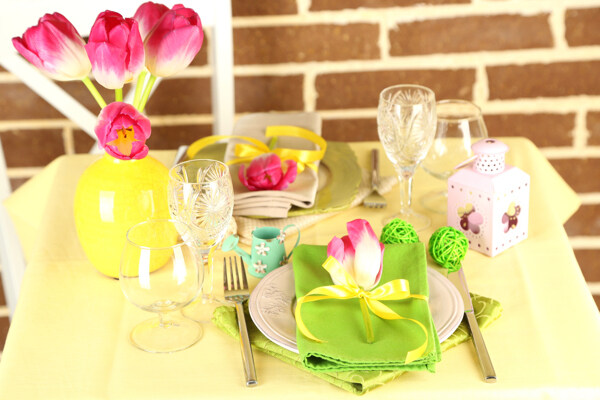 餐桌上的美丽郁金香