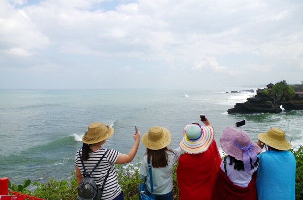 巴厘岛海岸姐妹背影