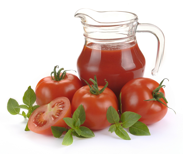 一杯番茄汁和番茄图片