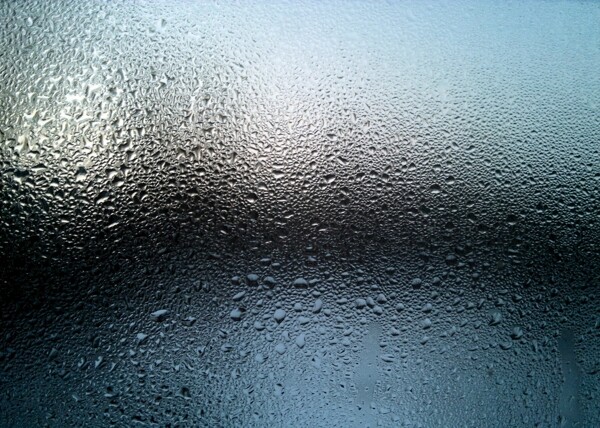 落在窗户上的雨水