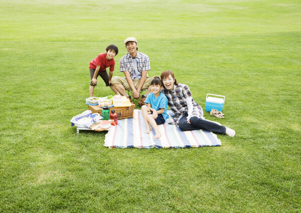 野餐的幸福家庭图片