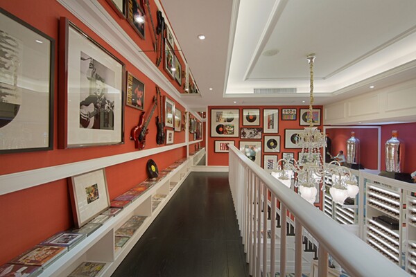 时尚室内走廊红色背景墙设计图