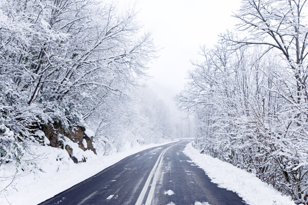 雪天里的公路图片
