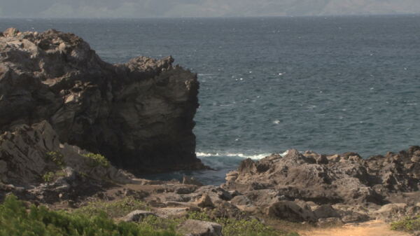 白皑皑的波由夏威夷股票视频镜头边缘的悬崖视频免费下载