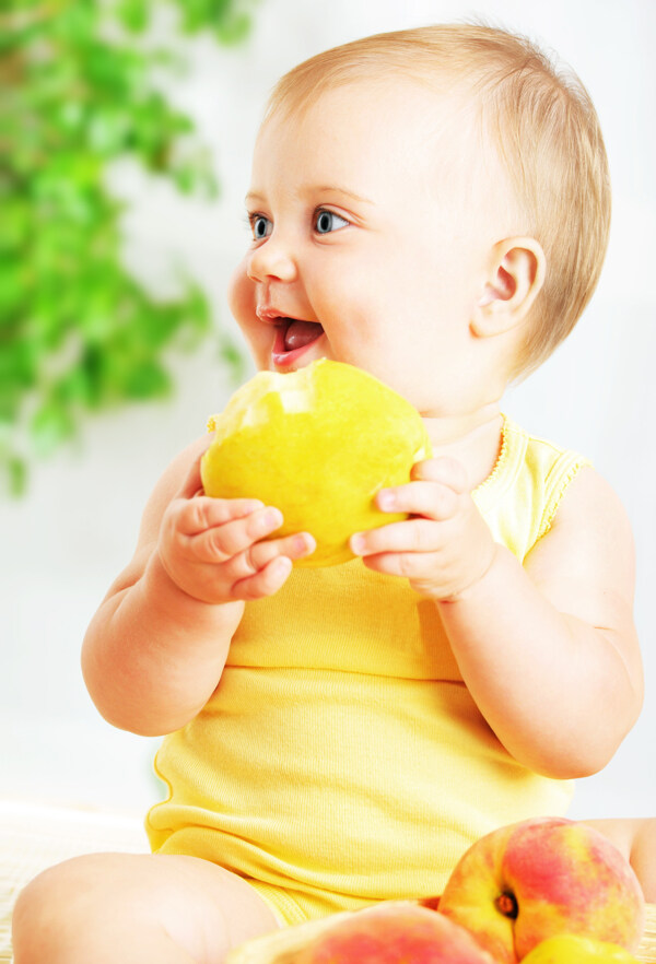 吃桃子的小宝贝图片