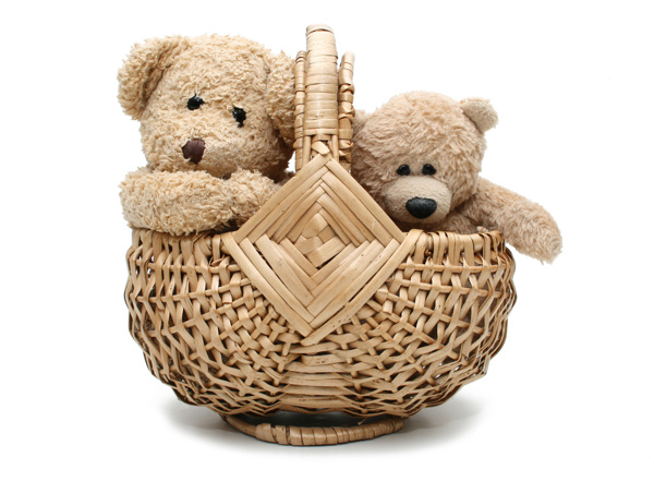 竹篮里的玩具熊妈妈和熊宝宝图片