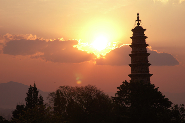 日落鸡足山图片