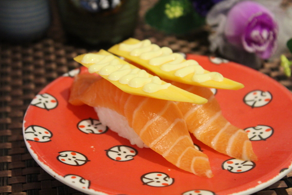 三文鱼芒果寿司图片