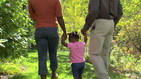 在与他们的女儿2股票视频散步的父母视频免费下载
