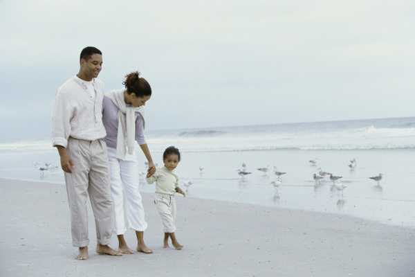 海边散步的一家人图片