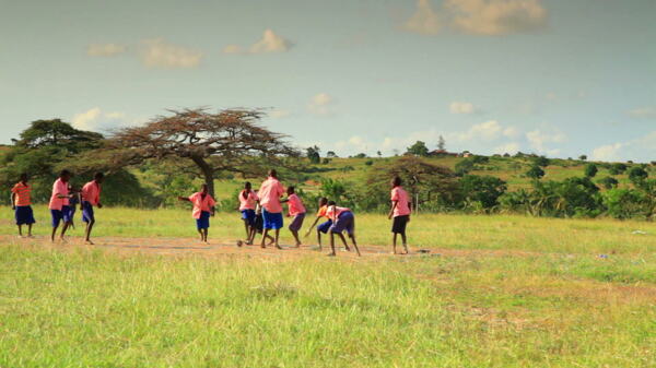学校的足球比赛在肯尼亚3股票视频休会期间