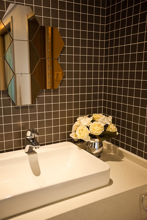 简约风室内设计浴室六边形镜子效果图