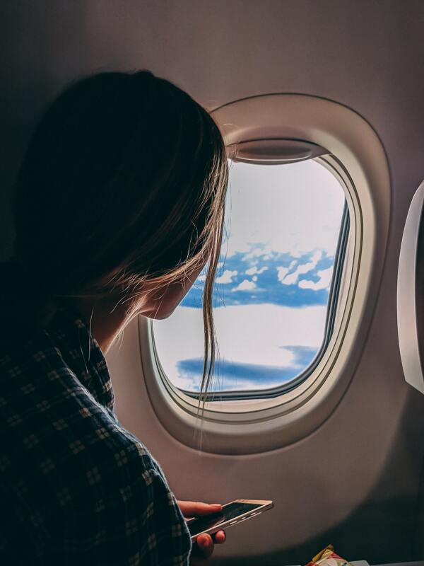 坐飞机的女性图片