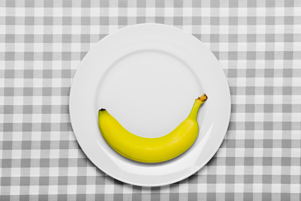 盘子里新鲜亮黄色的香蕉高清大图图片