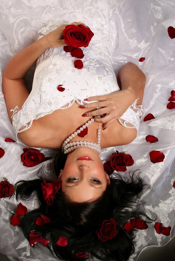 玫瑰花中躺着的外国新娘图片