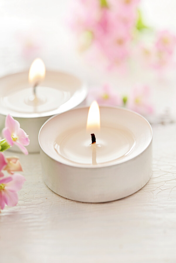 蜡烛与鲜花背景图片