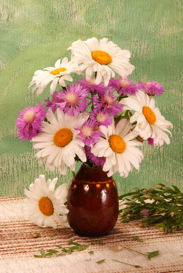 紫白花朵花瓶图片