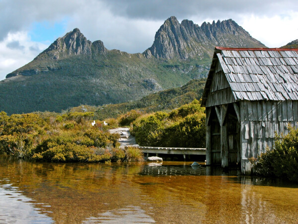 山峰湖泊小屋风景图片