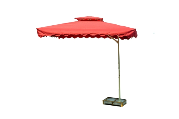小河边红色的遮阳伞