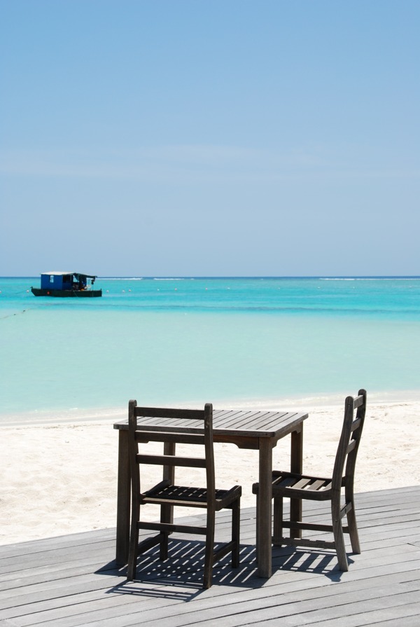 在马尔代夫海滩的美丽的酒吧的观点
