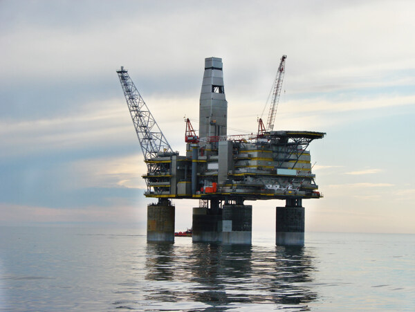 高清海上石油钻井平台图图片