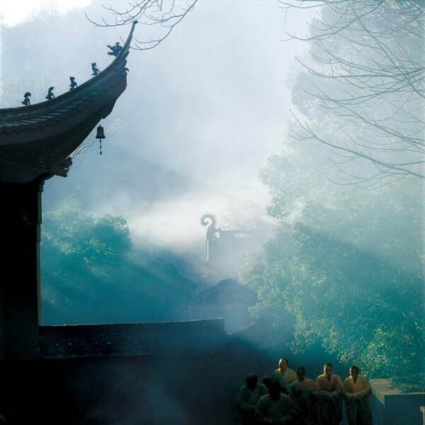 佛教文化寺庙烟雾图片