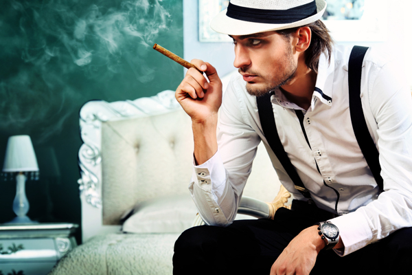 抽雪茄的绅士男人图片
