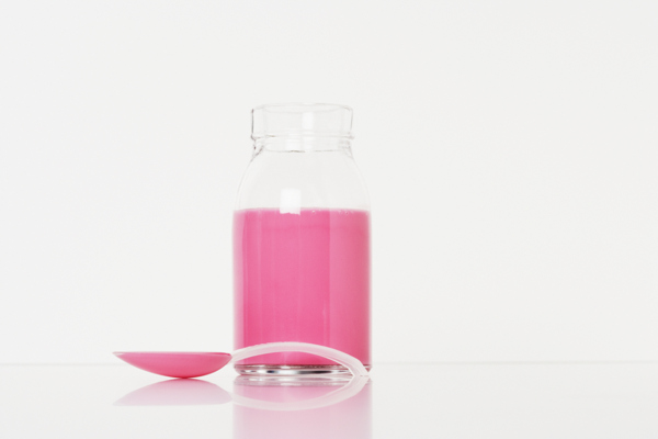 瓶子内的粉色液体图片