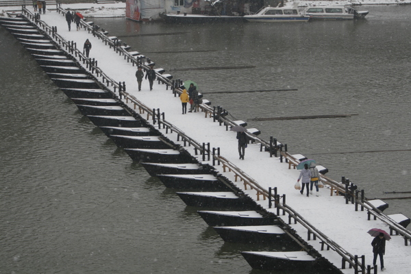 浮桥雪景