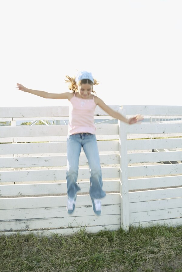 跳跃的女孩图片