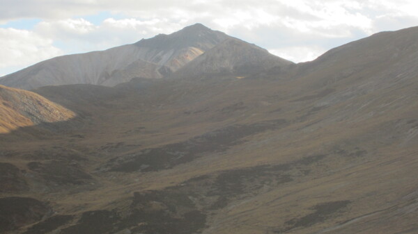 光秃山峰风景