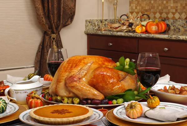 美味的感恩节食物与红酒图片