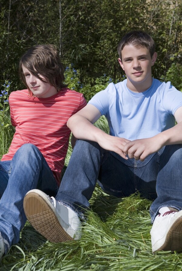 坐在草地上的青少年图片
