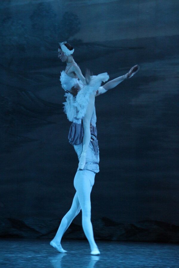 芭蕾天鹅湖王子与白天鹅共舞剧照