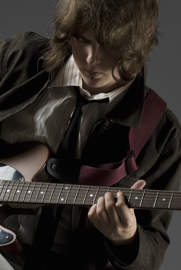 弹奏吉它的外国青年音乐家图片