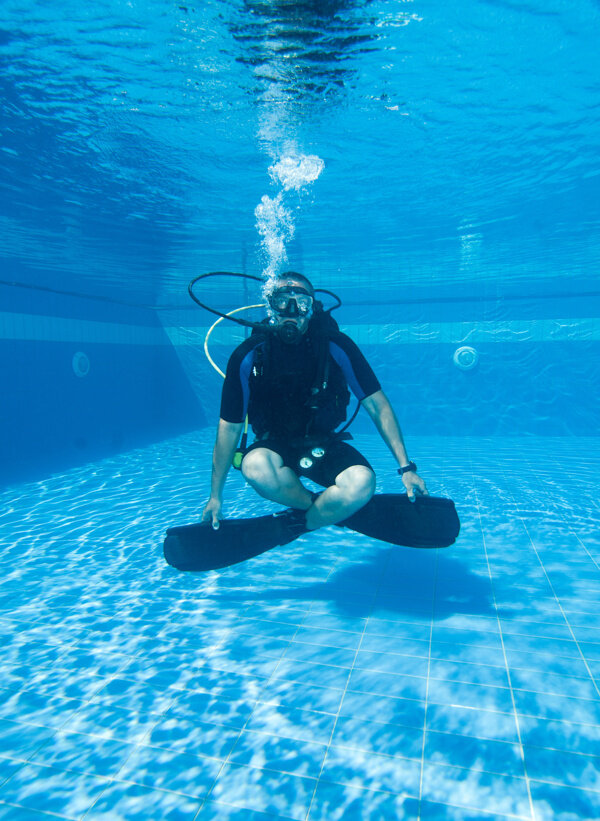 在水中端坐的潜水员图片