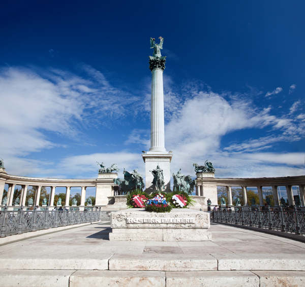 布达佩斯英雄广场的建筑图片