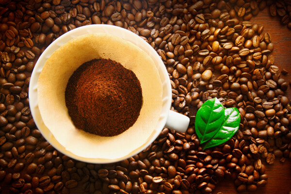 咖啡豆上的咖啡杯图片