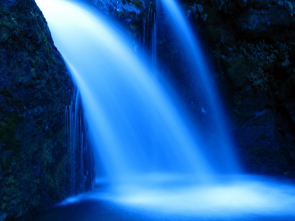 蓝色瀑布风景图片