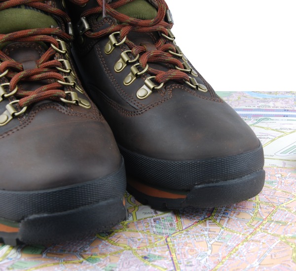 远足靴和地图