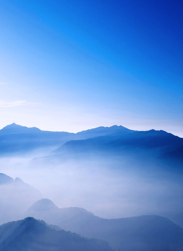 登顶山雾蓝天
