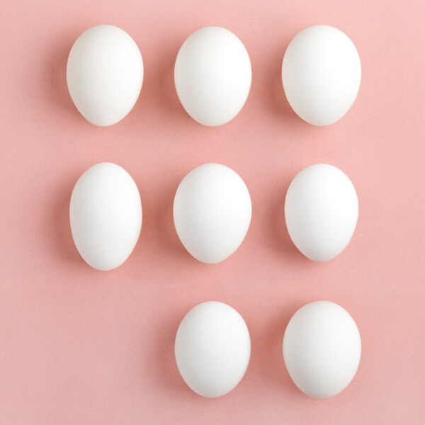 唯美白色鸡蛋背景图片