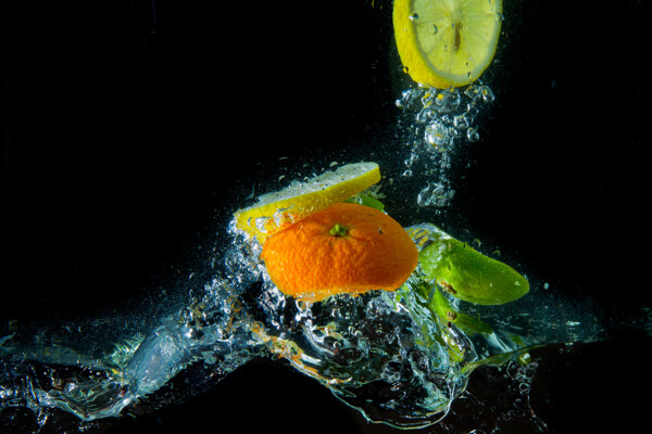 动感飞溅水花水滴中的水果图片