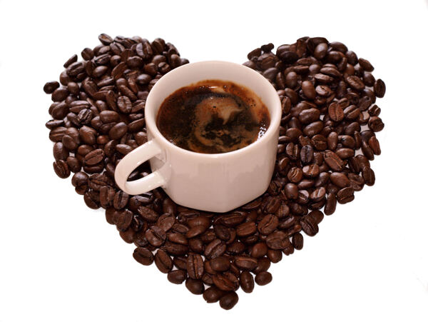 咖啡与心形咖啡豆图片